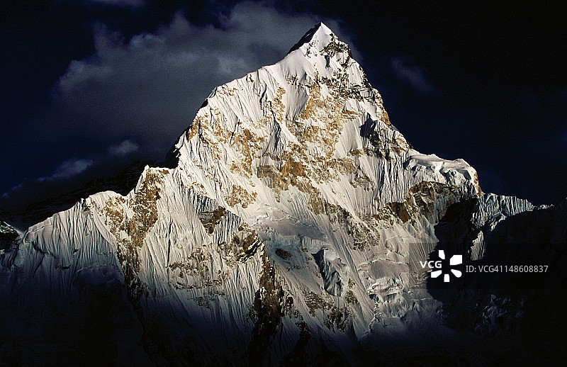 从卡拉帕塔观看努子峰图片素材