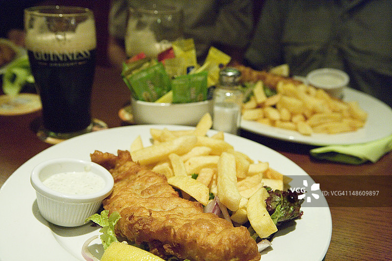 海港酒吧和餐厅的炸鱼薯条图片素材