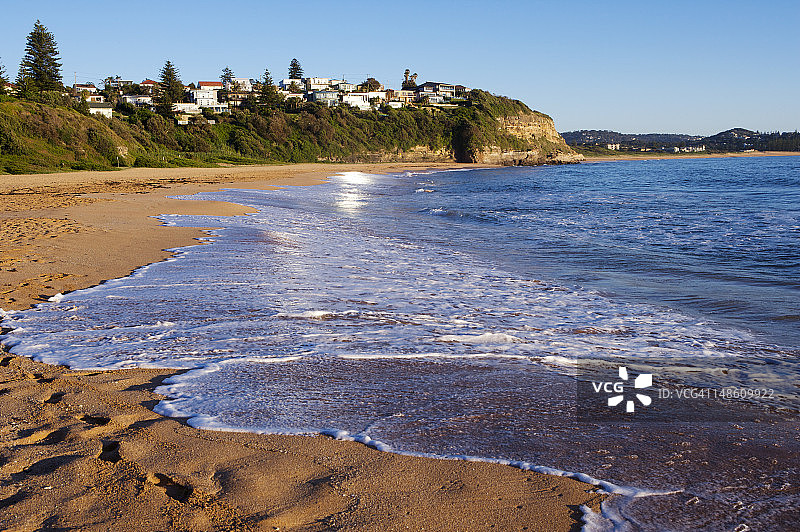 面向悬崖面的沃里伍德海滩图片素材