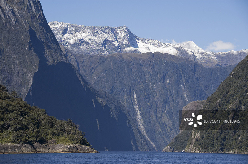 米尔福德峡湾景观与主教峰图片素材