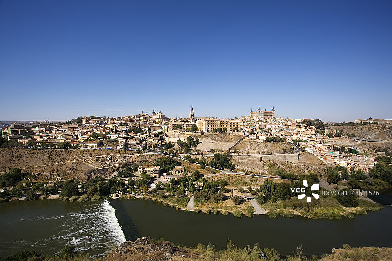 带有城堡和塔霍河的古老防御城市图片素材