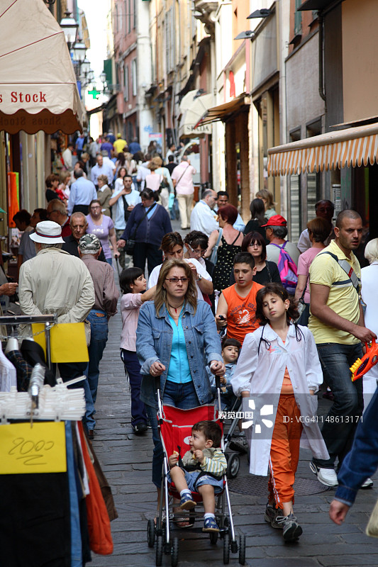 老城区拥挤的街道图片素材