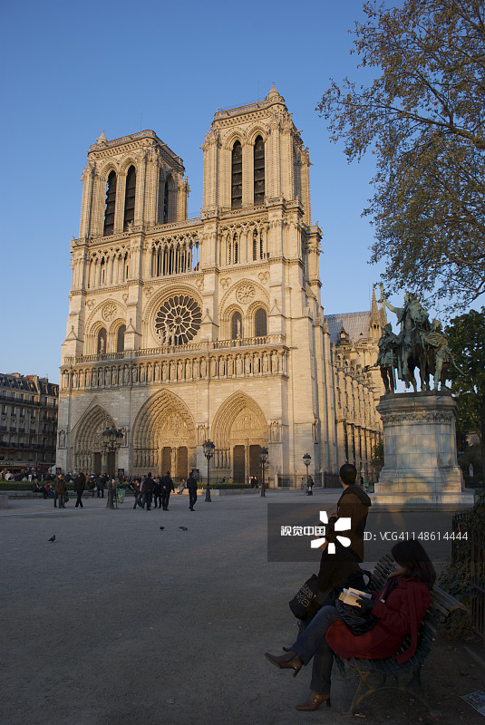 巴黎圣母院广场和巴黎圣母院的人们图片素材