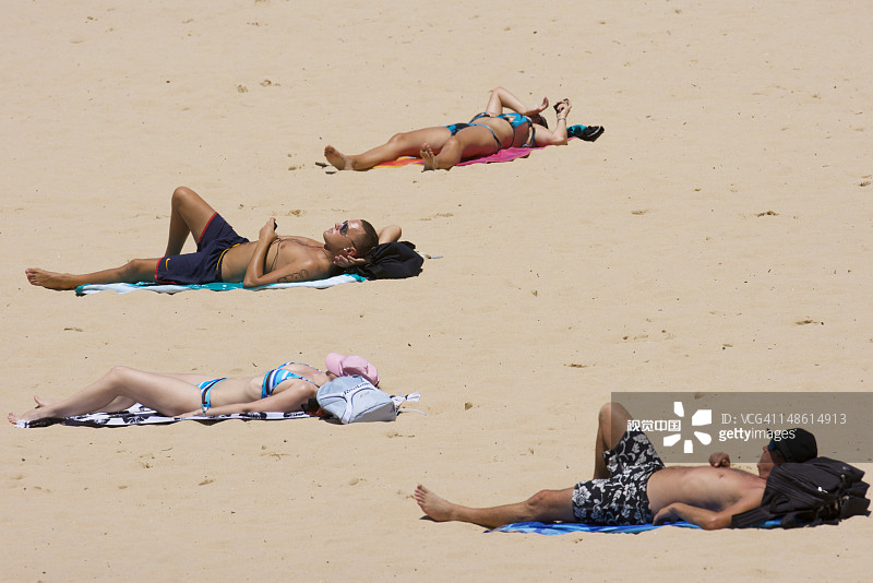 库吉海滩上的日光浴者图片素材