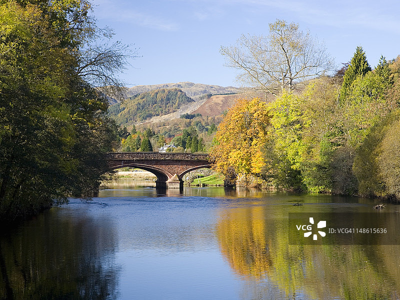 泰斯河上的秋日石桥图片素材