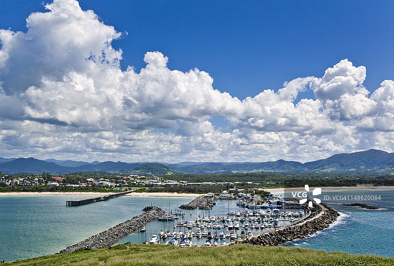 防波堤、游艇码头与杰蒂海滩景观图片素材