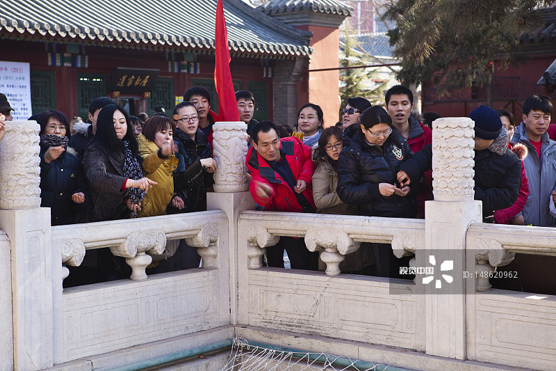 信徒在白云观投掷祈福物图片素材