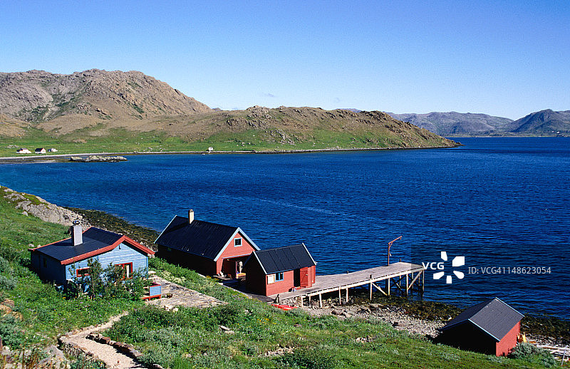 芬马克郡斯基普斯峡湾的彩色木屋和码头图片素材
