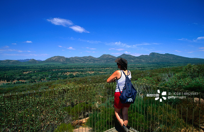 游客眺望广阔的维凭拿盆地图片素材