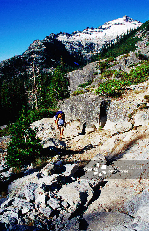 徒步者在上峡谷溪图片素材