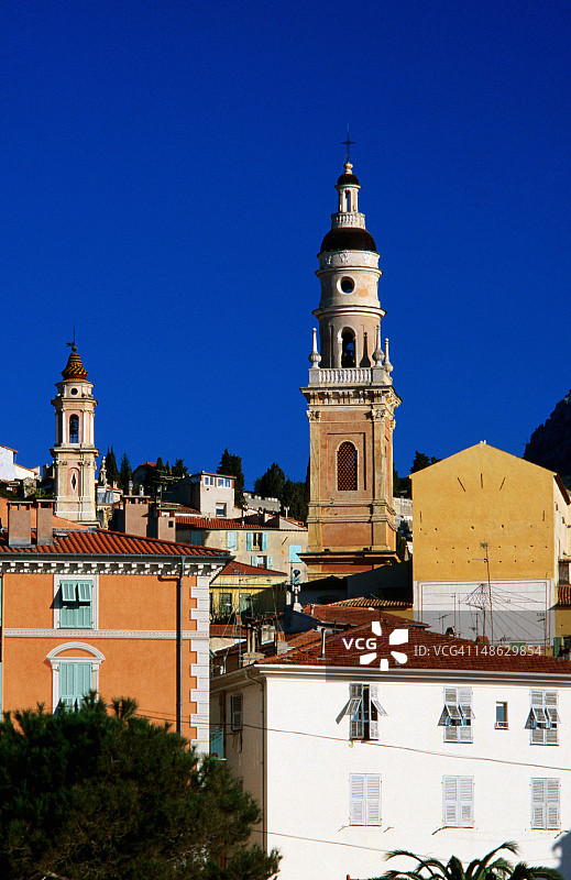 圣米歇尔教堂塔楼与城镇房屋图片素材