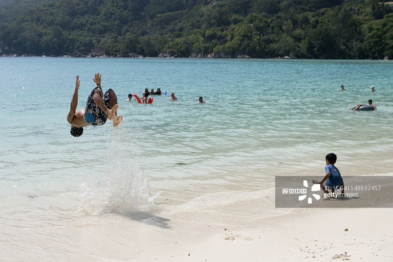 在沙滩上向后翻筋斗图片素材
