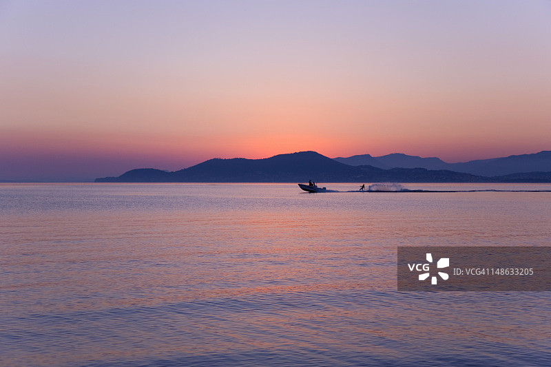 日落后在吉恩斯海湾水上滑板图片素材