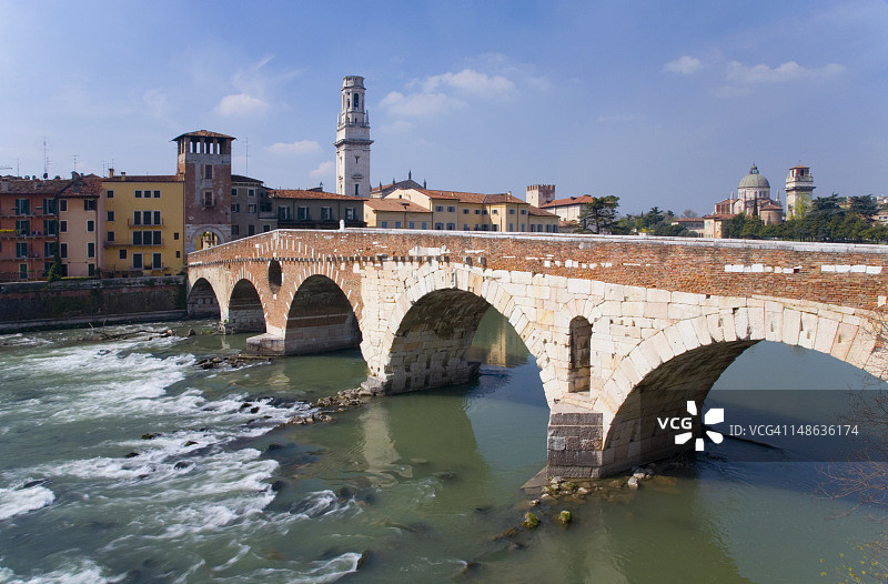 横跨阿迪杰河的皮埃特拉罗马桥图片素材