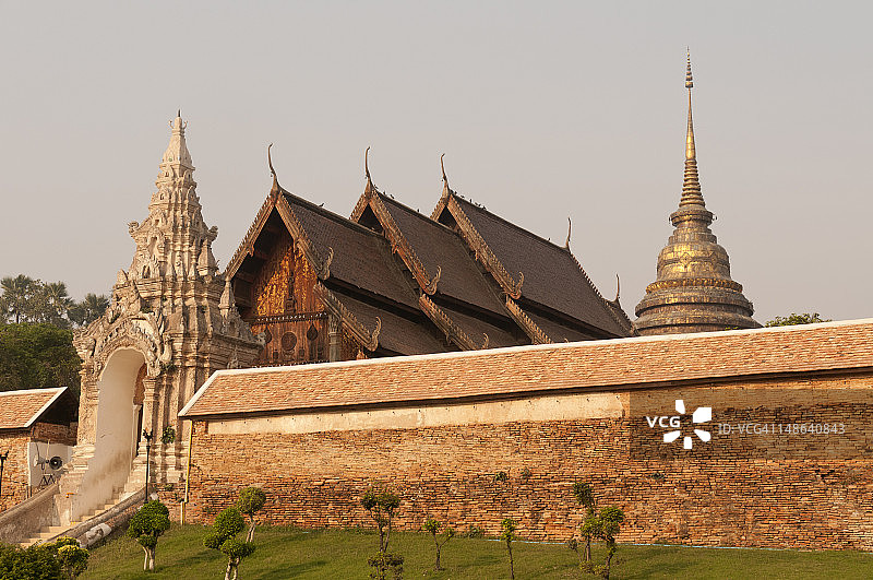 南邦銮寺的墙壁和大门图片素材