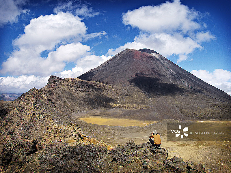 游客在汤加里罗步道拍摄瑙鲁赫伊火山图片素材