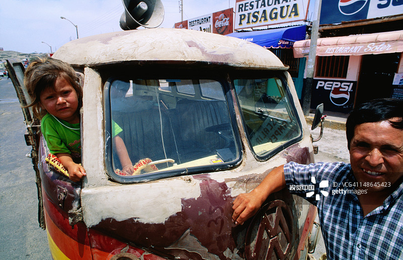 男子和女儿与送货车图片素材