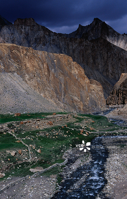 马卡河穿过查拉克村和马卡山谷的赞斯卡山脉的贫瘠山区图片素材