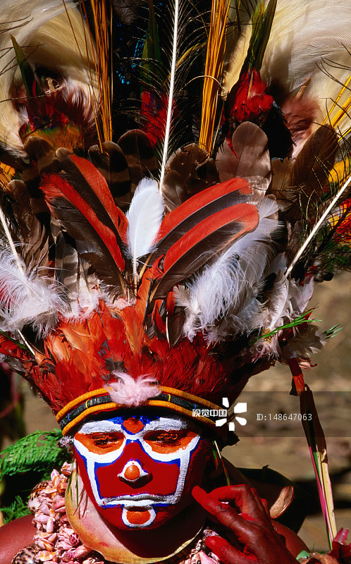 在恩加文化展上Moke Sing Sing 团队中的男人肖像图片素材