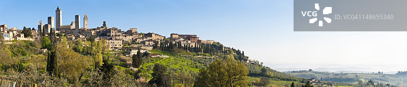 意大利托斯卡纳：俯瞰圣吉米尼亚诺葡萄园的历史山顶小镇图片素材