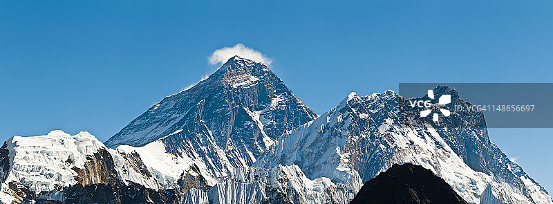 珠穆朗玛峰、洛子峰、努子峰全景，尼泊尔坤布喜马拉雅山脉图片素材