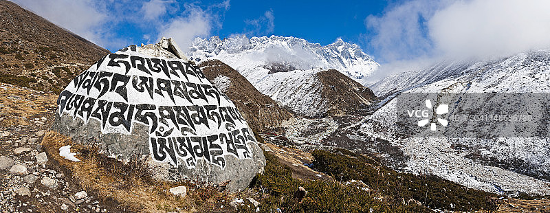 尼泊尔喜马拉雅山脉昆布山谷的佛教嘛呢石雕刻真言图片素材