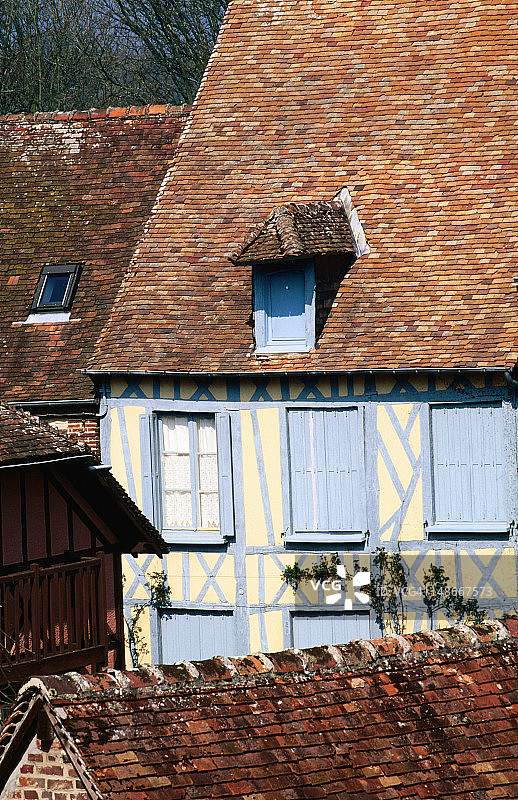 热尔贝鲁瓦房屋的典型屋顶和木结构外墙，瓦兹省，皮卡第图片素材