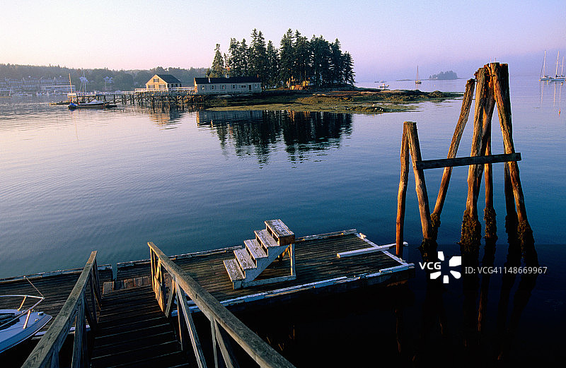 布斯贝港镇，带房屋的码头图片素材