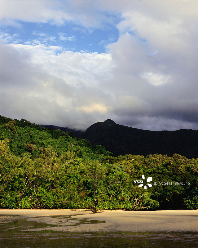 苦难角原始海滩、热带雨林和山脉景色图片素材