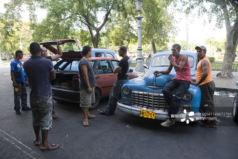 在他们的老式美国出租车前的司机图片素材