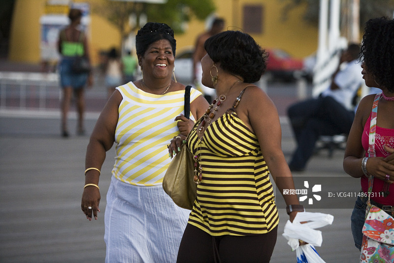 当地妇女在奥特拉班达和蓬达之间的艾玛女王浮桥上交谈图片素材