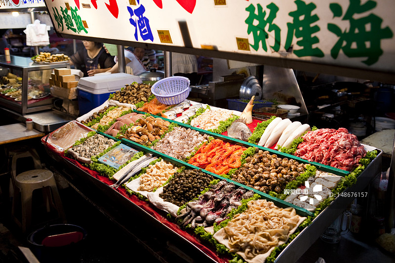 六合夜市食品摊位上展示的新鲜鱼类图片素材