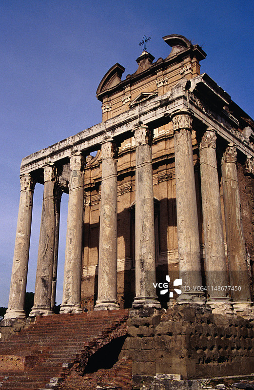 罗马广场的安东尼努斯和福斯蒂娜神庙（米兰达的圣洛伦索教堂）图片素材