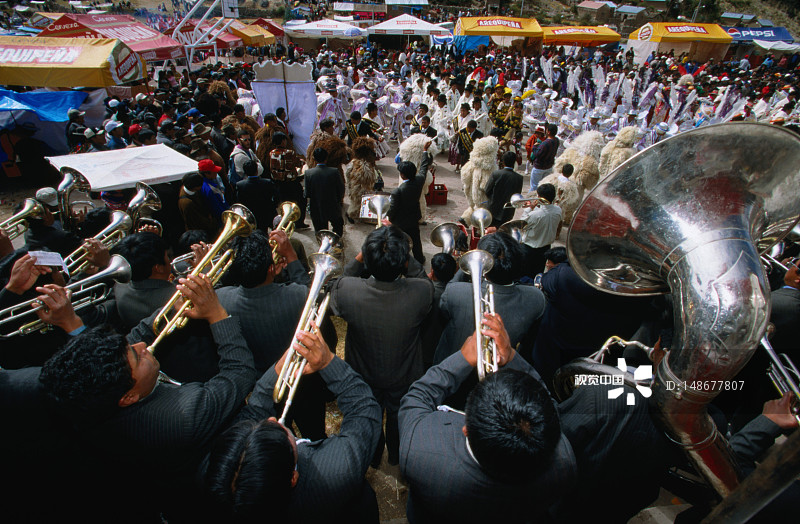 圣佩德罗和圣巴勃罗节期间，铜管乐队在伊丘村中心广场为舞蹈团演奏图片素材