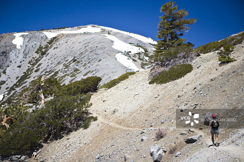 徒步登上圣加布里埃尔山脉的秃头山图片素材