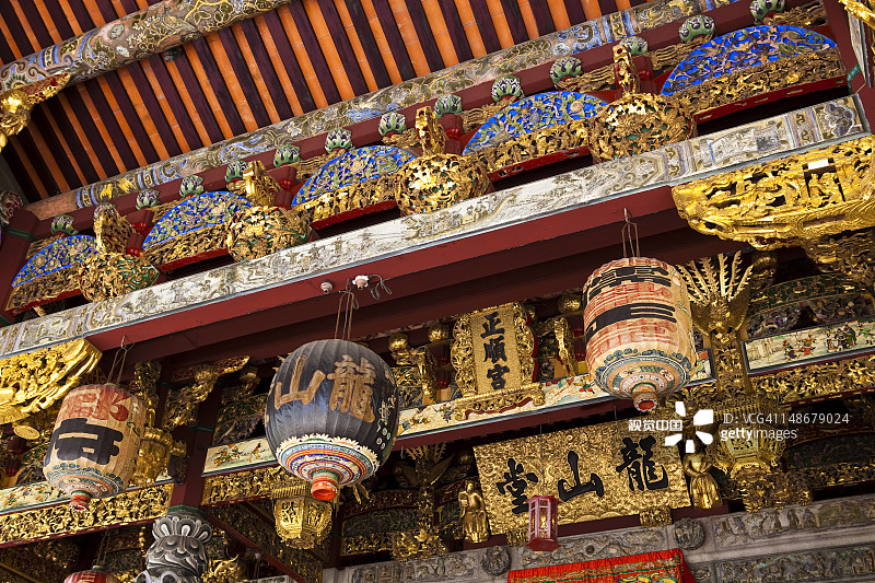 邱公司入口处的灯笼和装饰雕刻图片素材