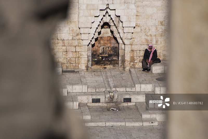 坐在大马士革门前的阿拉伯男子图片素材