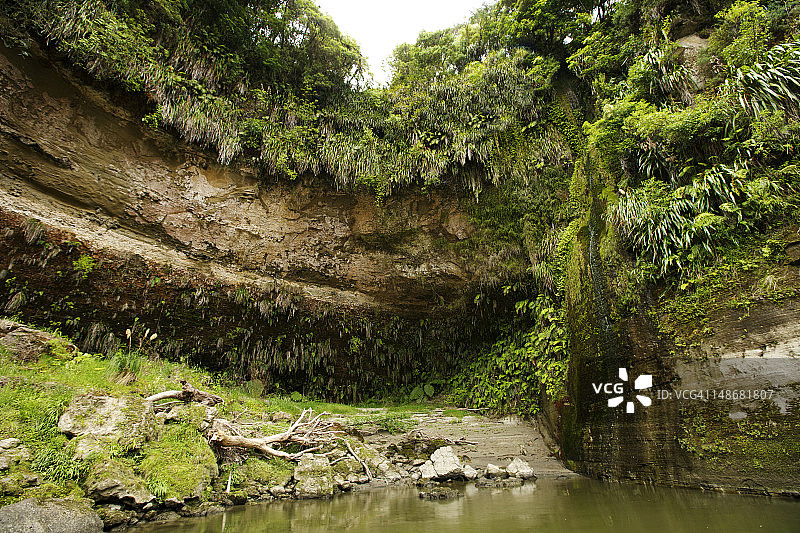 旺加努伊河的环形路，悬崖表面显示洪水水位图片素材