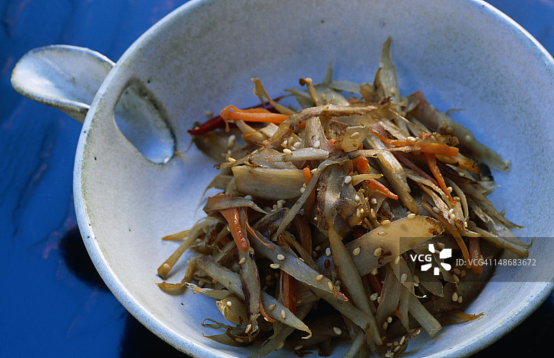 日式牛蒡丝（将牛蒡切成火柴棍状炸制，配以胡萝卜作为配菜）图片素材