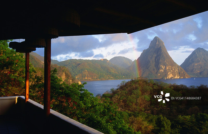 从安斯沙塔内皇家棕榈室看到的山间彩虹图片素材