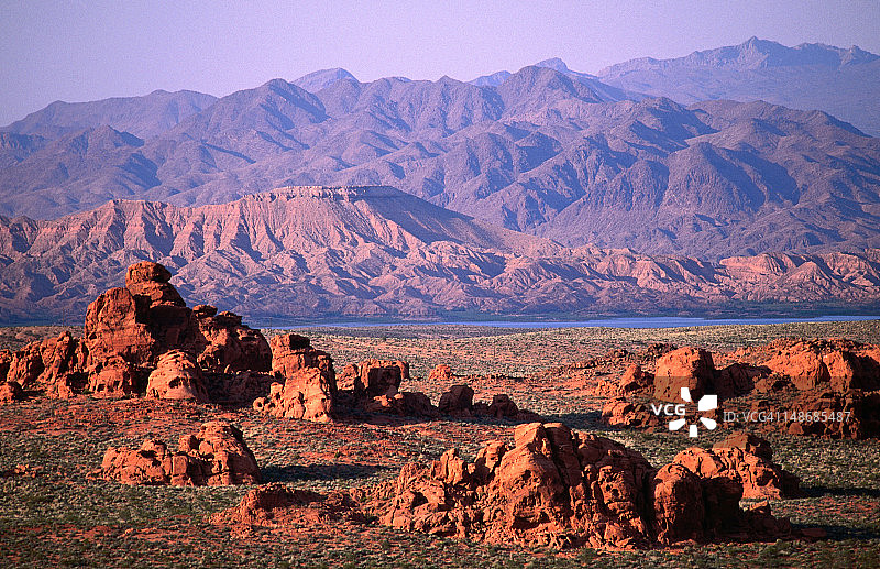 米德湖和山脉的岩石景观图片素材