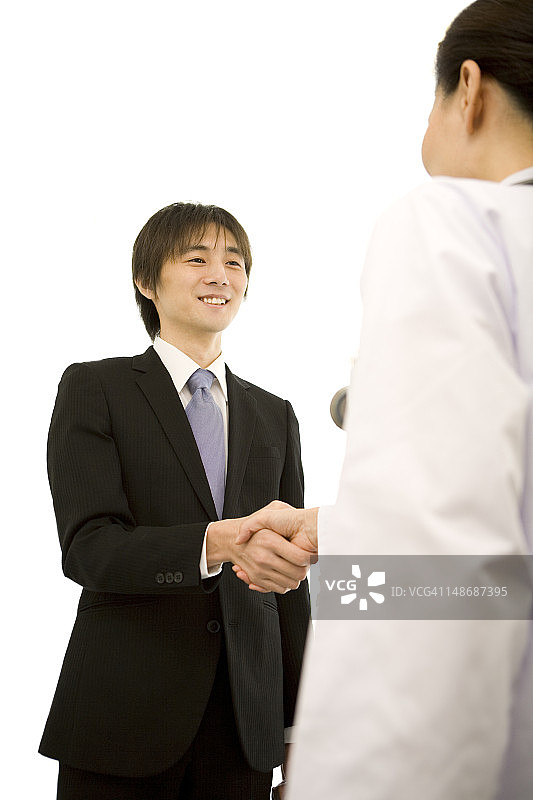 女医生与医药销售代表握手图片素材