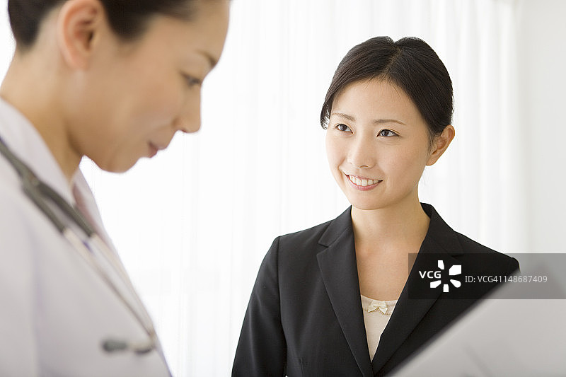 医药销售代表与女医生交谈图片素材