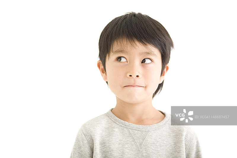 男孩用余光瞥视图片素材