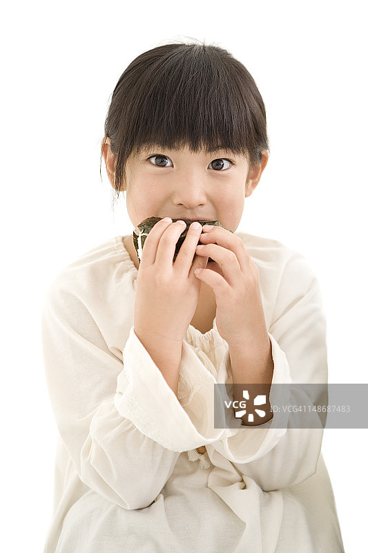 女孩吃饭团图片素材