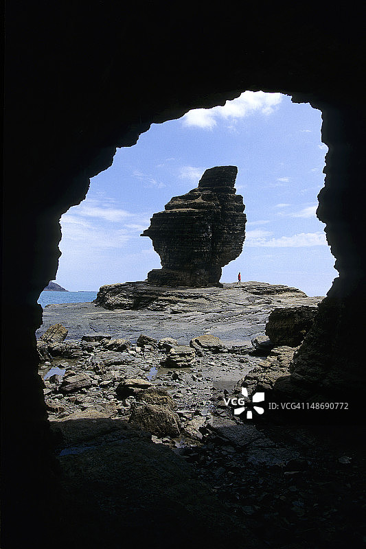 布拉伊附近坡海滩的穿孔岩石图片素材