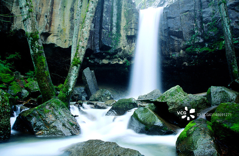 邓斯缪尔的树篱溪瀑布图片素材