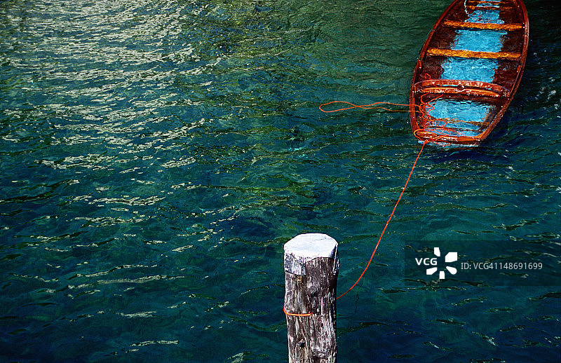 马焦雷湖贝拉岛清澈水域中水下木船的俯视图图片素材