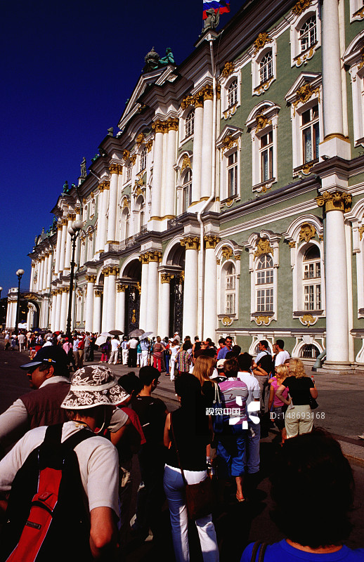 游客排队进入冬宫图片素材