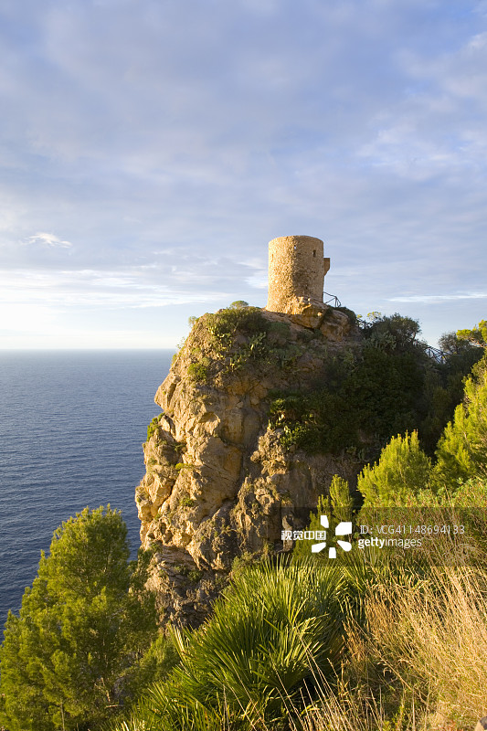 塞斯阿尼梅斯塔，又名韦尔格塔，16世纪瞭望塔，俯瞰巴尼亚尔布法尔附近的地中海图片素材